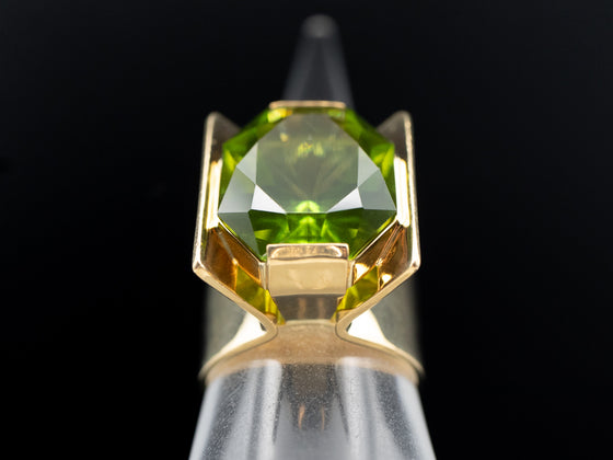 Elegant 18K Yellow Gold Peridot Ring